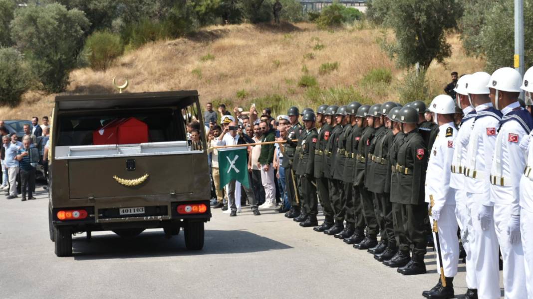 Pençe şehidi son yolculuğuna uğurlandı... Babaya son bakış 5